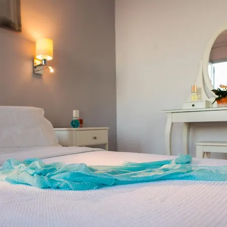 Luna Rossa Santorini *