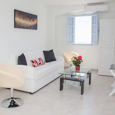 Luna Rossa Santorini Apartment