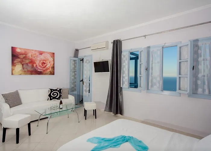 Luna Rossa Santorini Apartment