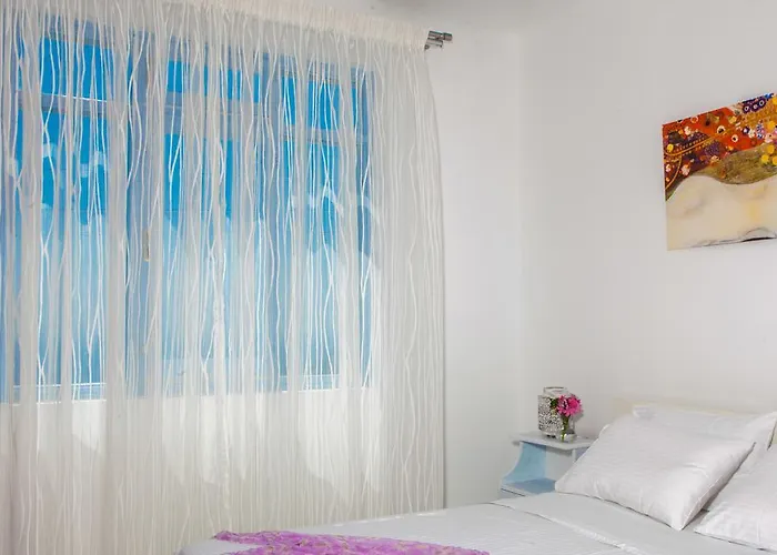 Luna Rossa Santorini